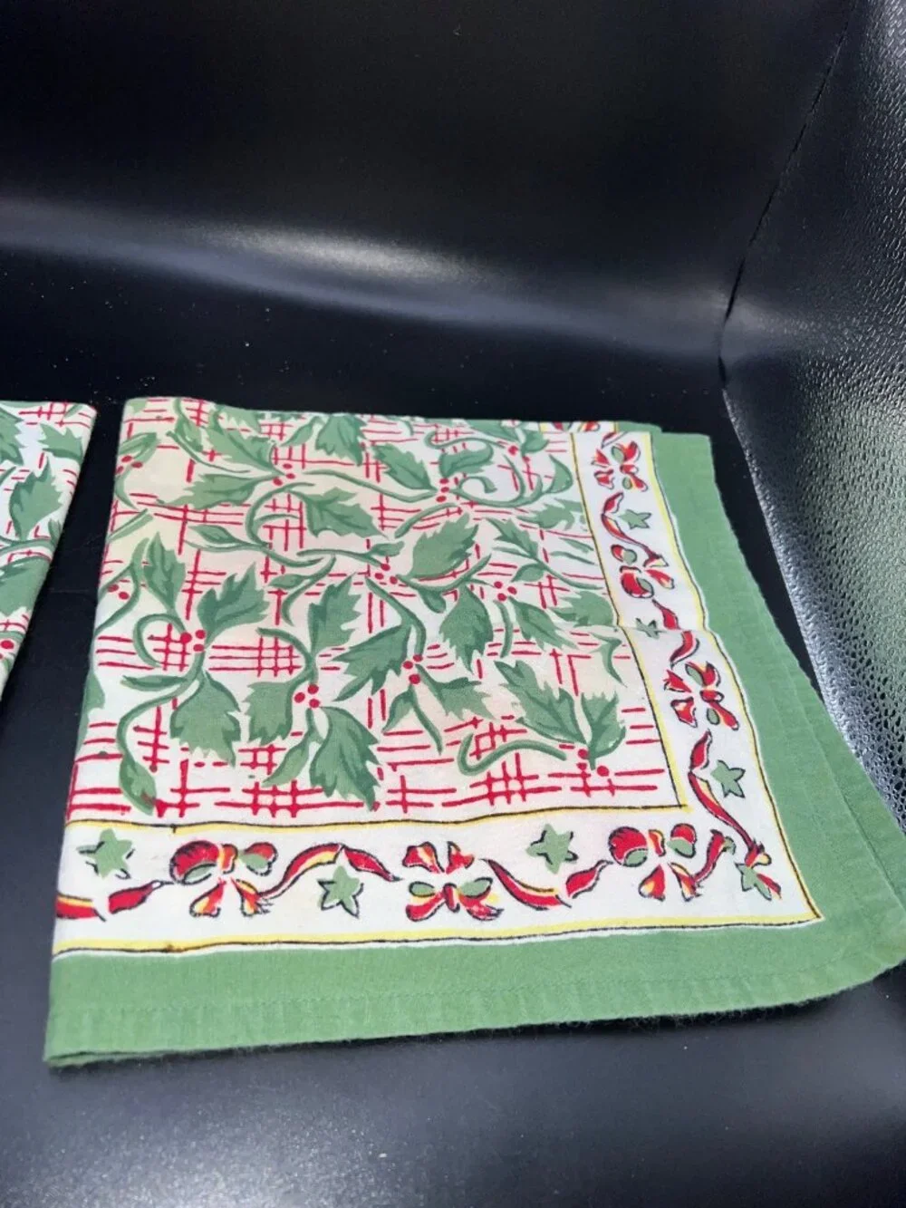 Pomegranate Inc. Cotton Holiday Napkins Green & Red Holly Print - Set of 2 Festi